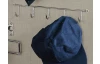 Kovový vešiak s háčikmi ku skrini